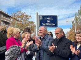 Para aquellos que tengan dudas, aquí está la rotonda del Voluntariado de Segovia, en el barrio de Santo Tomás. Y ya se puede ver la placa identificativa.