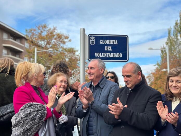 Para aquellos que tengan dudas, aquí está la rotonda del Voluntariado de Segovia, en el barrio de Santo Tomás. Y ya se puede ver la placa identificativa.