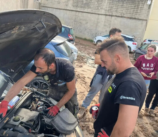 El mecánico que ha cerrado temporalmente su taller para arrancar coches en Valencia