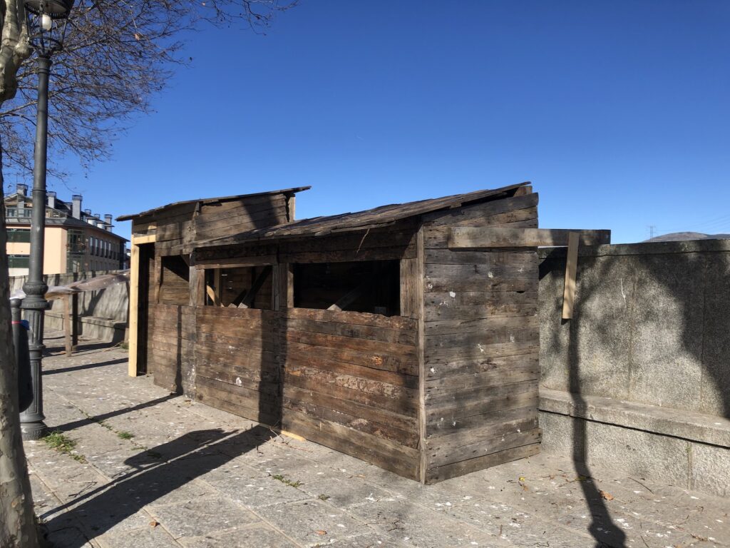 Incluso, el templete de la plaza se adorna para la ocasión. 