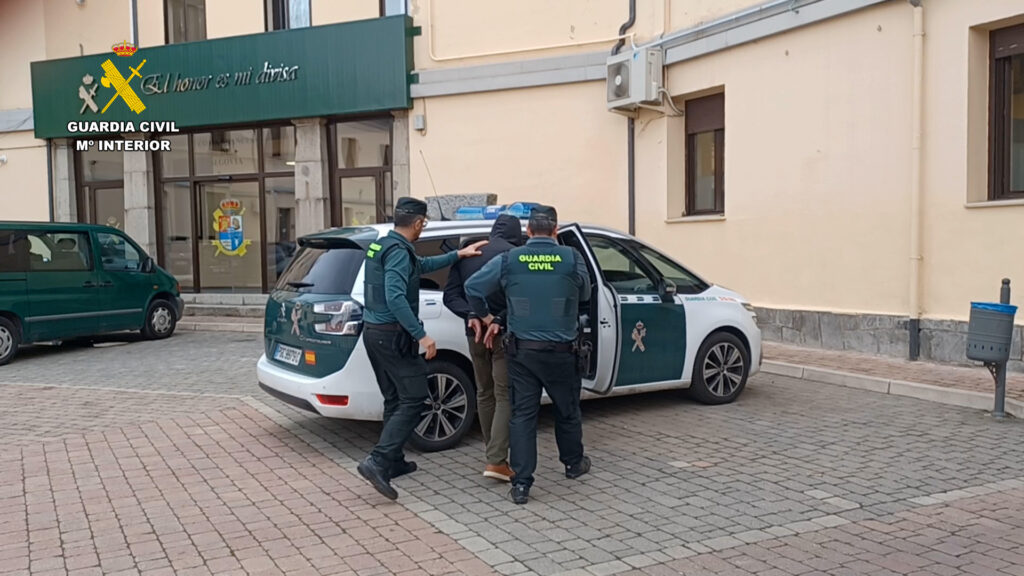 encapuchados y amenazando en Segovia