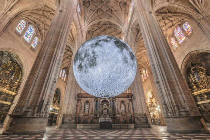 luna pasea por la Dama de las Catedrales