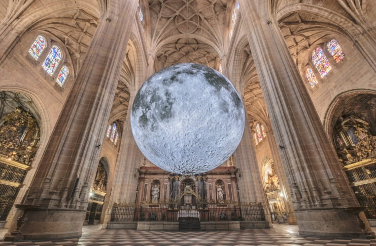 luna pasea por la Dama de las Catedrales