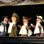 Titirimundi roza el lleno y supera la lluvia con éxito en Segovia Titirimundi