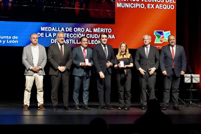 Entrega de las Medallas al Mérito de la Protección Ciudadana de Castilla y León 2024 Héroes en un pueblo de Segovia