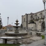 triple de población y la mitad de agua