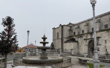 triple de población y la mitad de agua