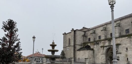 triple de población y la mitad de agua