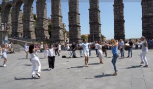 Juanan Sanz y el Grupo de Danzas Emperador Teodosio presentan “La Rueda Segoviana” en el Acueducto