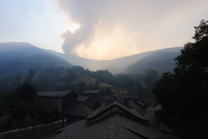Incendio en Colinas del Campo de Martín Moro Toledano perteneciente al municipio de Igüeña (León)