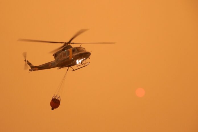 Vecinos y personal forestal de Busnadiego y Piedras Albas (Lucillo, León) se afanan intentando parar el incendio que amenaza los pueblos
