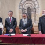 Lucía Velasco recibe el diploma que la acredita como académica correspondiente