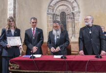 Lucía Velasco recibe el diploma que la acredita como académica correspondiente