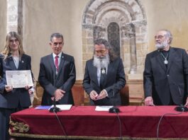 Lucía Velasco recibe el diploma que la acredita como académica correspondiente