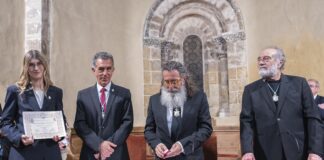 Lucía Velasco recibe el diploma que la acredita como académica correspondiente