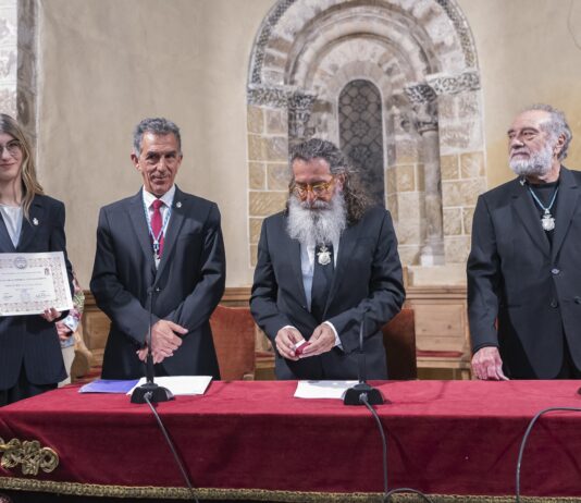 Lucía Velasco recibe el diploma que la acredita como académica correspondiente