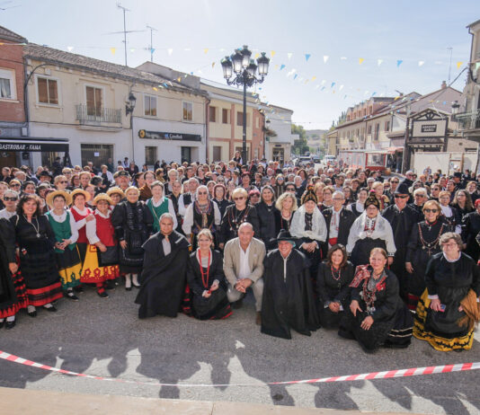 Más de 500 personas en la concentración del Traje Regional segoviano y la Capa castellana