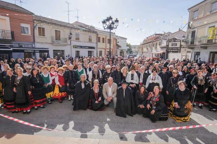 Más de 500 personas en la concentración del Traje Regional segoviano y la Capa castellana
