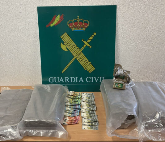 Foto hachís y dinero en efectivo encautados a un hombre en Navas de San Antonio.