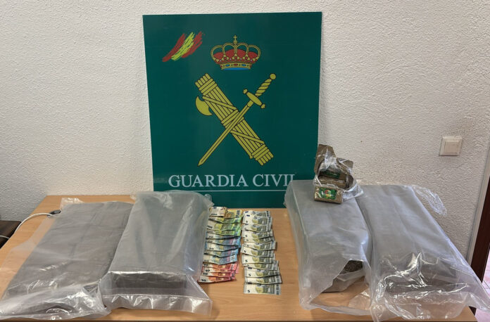Foto hachís y dinero en efectivo encautados a un hombre en Navas de San Antonio.