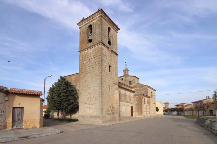 Iglesia_de_San_Pedro_Apóstol,_Sauquillo_de_Cabezas,_torre_y_fachada_sur Img Wikipedia Gentilicios provincia de Segovia