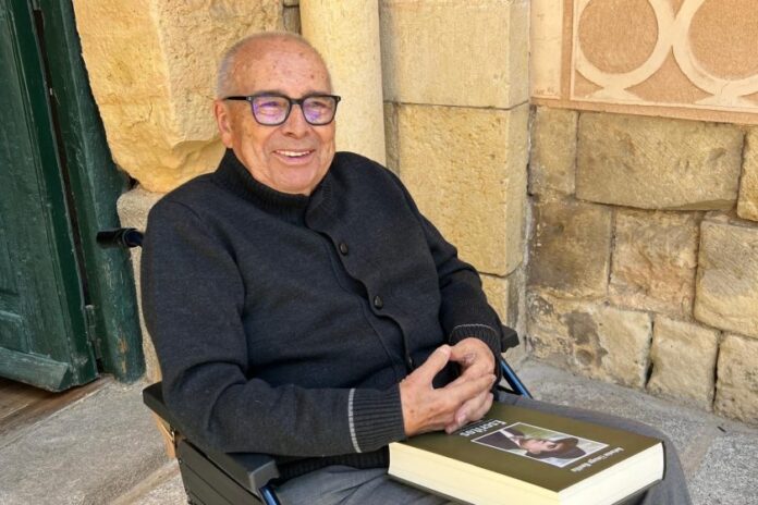 José-Antonio Linage Conde, con el libro_NP Real Academia San Quirce