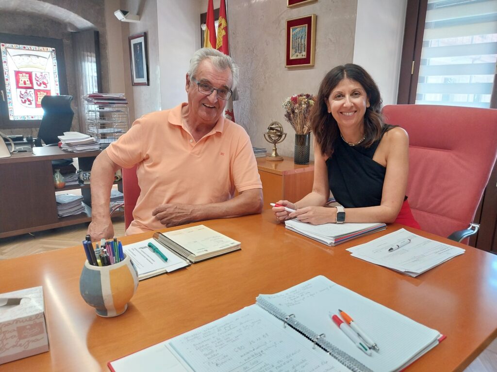 Reunión en materia de vivienda entre el Ayuntamiento de Bernuy de Porreros y la Delegación Territorial