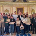 Segovia ya tiene a sus «majos y majas» Foto de familia de la entrega de los distintivos de "majos y majas" y el homenaje a un vecino centenario del municipio
