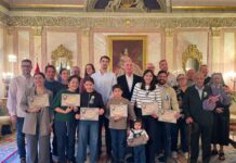 Segovia ya tiene a sus «majos y majas» Foto de familia de la entrega de los distintivos de "majos y majas" y el homenaje a un vecino centenario del municipio