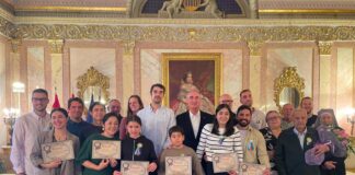 Foto de familia de la entrega de los distintivos de "majos y majas" y el homenaje a un vecino centenario del municipio