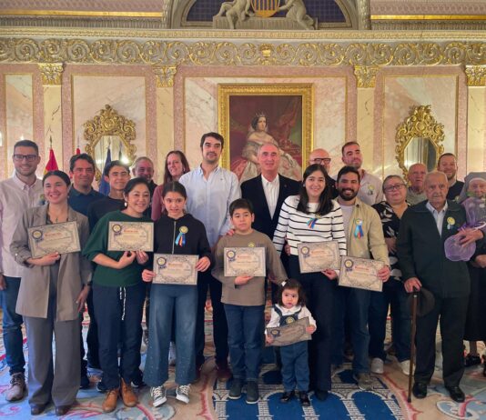 Segovia ya tiene a sus «majos y majas» Foto de familia de la entrega de los distintivos de "majos y majas" y el homenaje a un vecino centenario del municipio