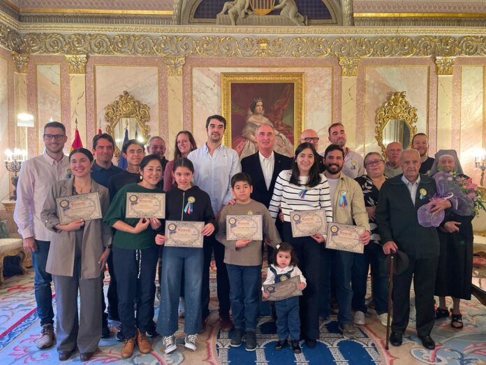 Majos y majas y centenario foto general_NP Ayuntamiento de Segovia Foto de familia de la entrega de los distintivos de