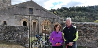 ‘La Historia en Bicicleta’ nos enseña «a pedales» algunos puntos de la provincia de Segovia Foto iglesia de Orejana de 'Historia en bicicleta'