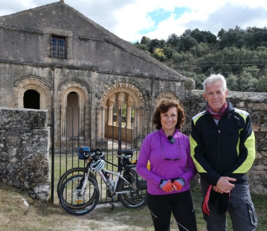 ‘La Historia en Bicicleta’ nos enseña «a pedales» algunos puntos de la provincia de Segovia Foto iglesia de Orejana de 'Historia en bicicleta'