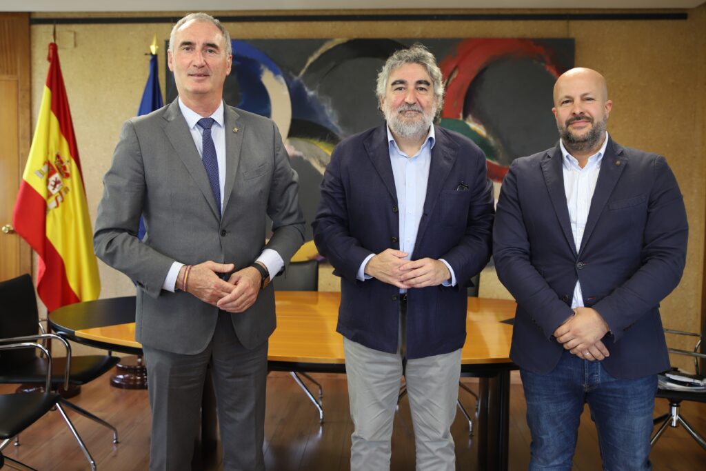 Reunión entre el Ayuntamiento de Segovia y el CSD para la construcción de un módulo cubierto de atletismo.