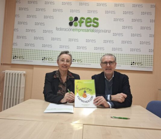 Firma del convenio entre la FES y el Ayuntamiento de Fuentepelayo