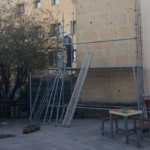 Andamios en la aneja. Fotografía cedida por los padres del centro