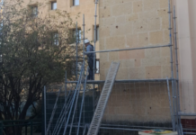 Con andamios en el patio… y sin noticias en la Aneja Andamios en la aneja. Fotografía cedida por los padres del centro