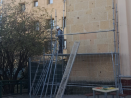 Andamios en la aneja. Fotografía cedida por los padres del centro