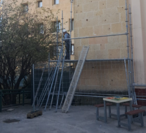 Andamios en la aneja. Fotografía cedida por los padres del centro