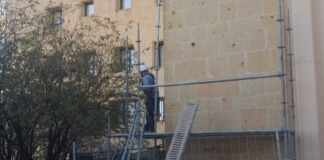 Con andamios en el patio… y sin noticias en la Aneja Andamios en la aneja. Fotografía cedida por los padres del centro