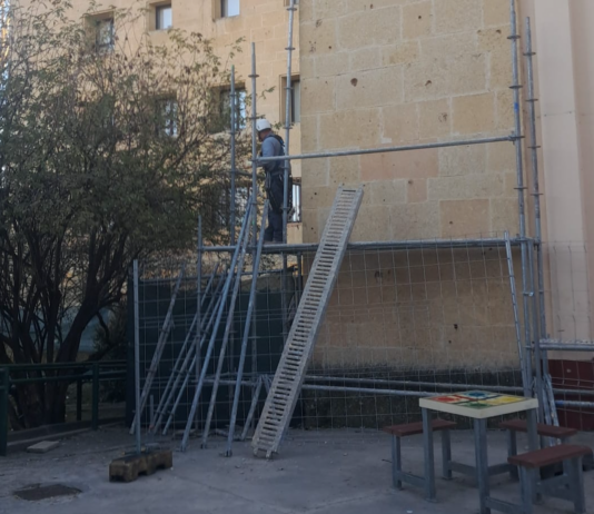 Con andamios en el patio… y sin noticias en la Aneja Andamios en la aneja. Fotografía cedida por los padres del centro