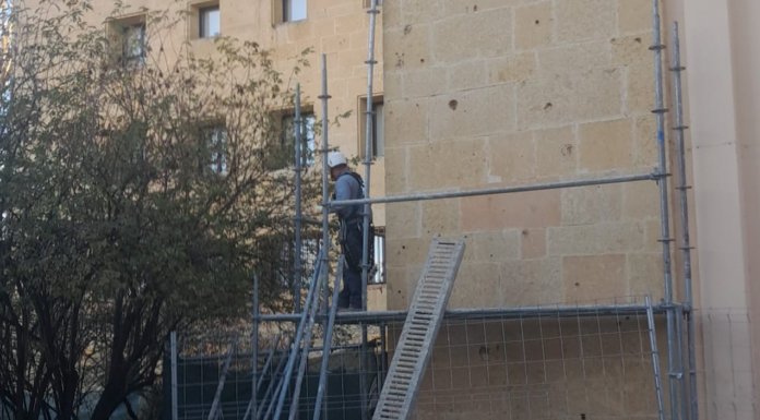 Con andamios en el patio… y sin noticias en la Aneja Andamios en la aneja. Fotografía cedida por los padres del centro