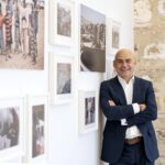 Borja Santos, autor de la exposición ‘El hilo invisible de la curiosidad’ en el IE University