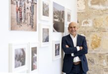 Una exposición centrada en la creatividad como eje de impulso Borja Santos, autor de la exposición ‘El hilo invisible de la curiosidad’ en el IE University