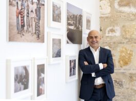 Una exposición centrada en la creatividad como eje de impulso Borja Santos, autor de la exposición ‘El hilo invisible de la curiosidad’ en el IE University