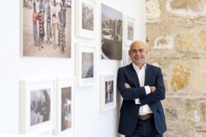 Borja Santos, autor de la exposición ‘El hilo invisible de la curiosidad’ en el IE University