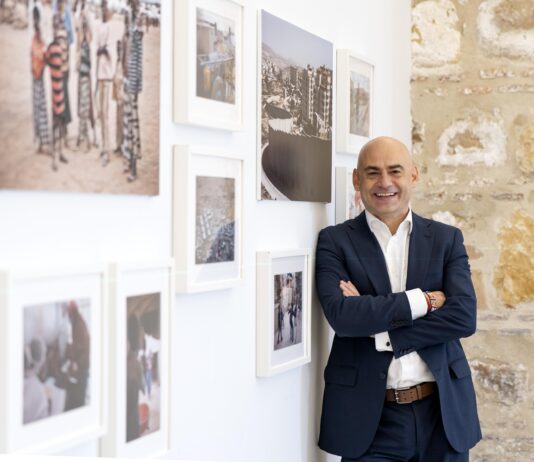 Una exposición centrada en la creatividad como eje de impulso Borja Santos, autor de la exposición ‘El hilo invisible de la curiosidad’ en el IE University
