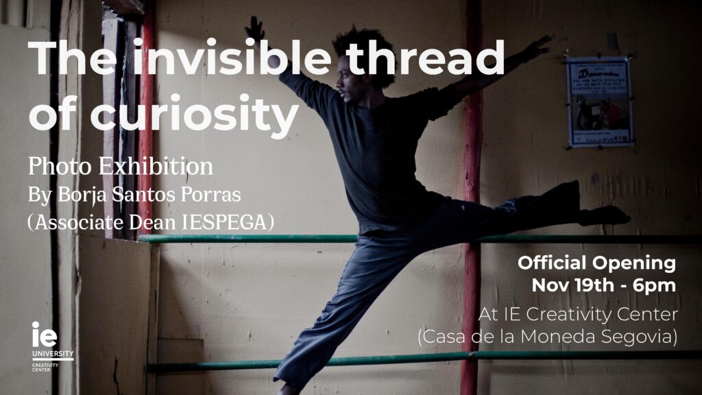 cartel de la exposición ‘El hilo invisible de la curiosidad’ en el IE University