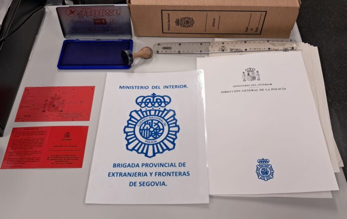 PHOTO-2025-11-17-01-00-30_NP MInisterio del interior Encautados documentos de una red de falsificación de empadronamientos en Segovia